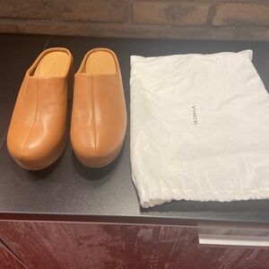 Vince Isa Mule clog. Tan.